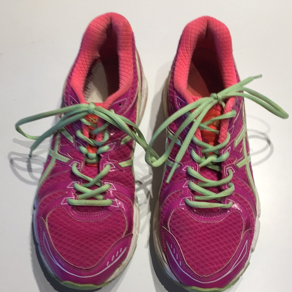 Tennis shoes
